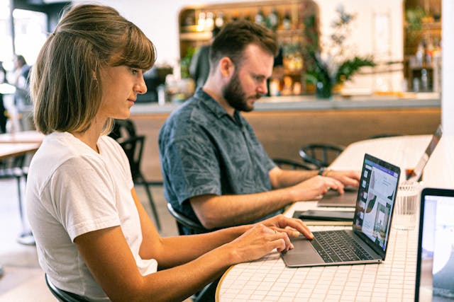 SEO w branży fashion – jak wyróżnić się wśród konkurencji poprzez skuteczną optymalizację